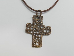 ***Croix PENDENTIF 3x2,5cm en Bronze Florentin MARRON + cordon